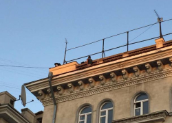 Зрелищная операция по спасению отчаявшегося мужчины на 6 этаже развернулась в центре Кишинева 