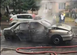 Ужасающе горящий посреди дороги автомобиль на Ботанике попал на видео