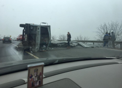 У села Пересечина перевернулся КАМАЗ со столбами