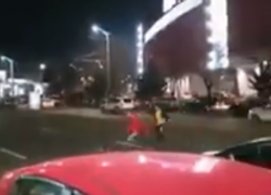 Рискованные игры среди машин на виадуке в Кишиневе