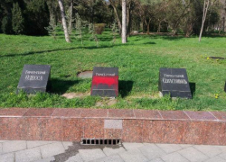 Радикалы надругались над памятниками на Аллее Славы в Одессе