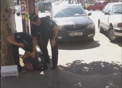 Борьба с беззаконием или беспредел? Полицейские жестко скрутили продавца орехов