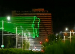 Небольшое лазерное шоу было устроено в Кишиневе, на фасаде остова гостиницы "Националь"