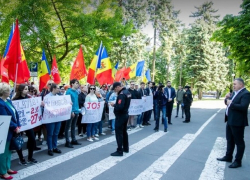 «Долой либеральные тарифы и Санду!»: в центре Кишинева снова протестуют