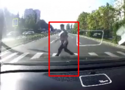 Жительница Кишинева на одну секунду разминулась со  смертью и попала на видео