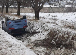 Серьёзная авария в Ватре - машина угодила в кювет и перевернулась на крышу