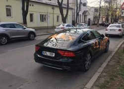 В Кишиневе владельца Audi A7 поздравили с 1 апреля, испортив автомобиль