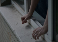 На Буюканах 52-летняя женщина разбилась насмерть после падения с 12-го этажа 