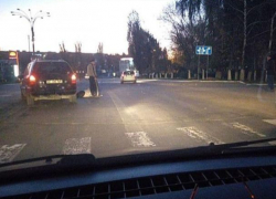 43-летняя женщина попала под колеса автомобиля на улице Заводской