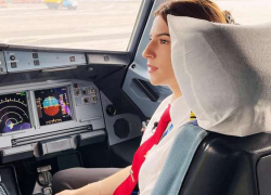 В компании Air Moldova первая женщина-пилот - настоящая красавица 
