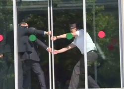 Майя Санду не смогла попасть в правительство через основной вход - двери заклинило как раз перед появлением премьера