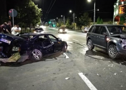 BMW превратился в груду металла после аварии на столичном бульваре Штефан чел Маре