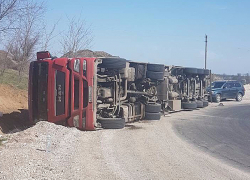 Дальнобойщик покалечил себя и жену, перевернувшись на крутом вираже в Бельцах
