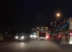 На Ботанике засняли четырех "зацеперов", катавшихся на автобусе