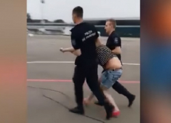 Безобразный скандал с мужчиной и "тупорылой овцой" в аэропорту Кишинева сняли на видео 