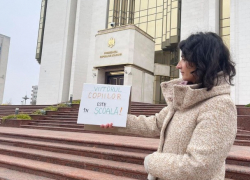 «Будущее детей - в школе»: материнский протест у здания администрации президента