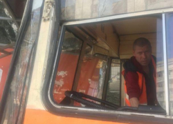 В столкновении троллейбуса с остановкой пострадала девушка, её доставили в больницу