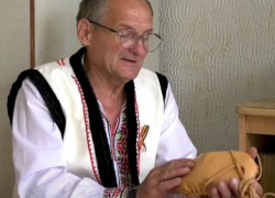 Народный мастер из Оланешт мастерит забытую обувь предков – опинчь