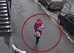 Женщина, подкинувшая младенца в подъезд дома в центре Кишинева, попала на видео 