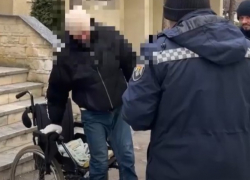 Полицейские “исцелили” псевдо-инвалида в Кишиневе - аферист вспомнил, что у него есть вторая нога