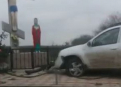 «Покусились на святое» - машина таможенной службы врезалась прямо в придорожный крест