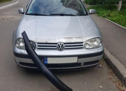 В Кишиневе хулиганы отрывают бампера с машин