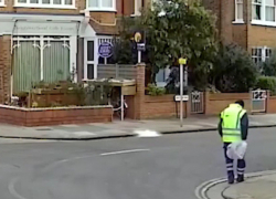 Падение глыбы льда с самолета, чуть не убившей дворника, сняли на видео