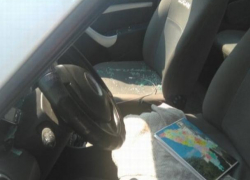 Побоище в центре столицы - разъярённый мужчина разбил окно машины такси из-за недопонимания на дороге, есть раненые