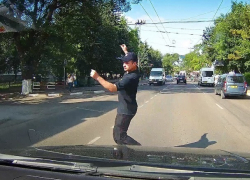 Чудом не попавшего под колеса сотрудника тюрьмы сняли на видео и обматерили в Бельцах