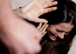 В Бендерах парень сломал ребра любимой - "провинилась" в том, что ее проводил до дому коллега по работе