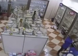 Полицейский, вовлеченный в кражу тарелки из магазина, уволился 