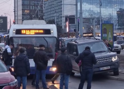 В Кишиневе по-хамски припаркованный автомобиль перекрыл дорогу общественному транспорту  