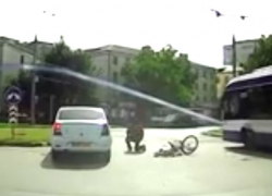 "Бесстрашный" велосипедист протаранил автомобиль такси в Кишиневе