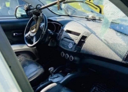 Штанга троллейбуса пробила стекло автомобиля