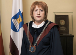 Главное вовремя обманолить услуги: фантастический доход главы КС