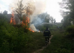 Масштабный пожар у торгового центра в столице сняли на видео 