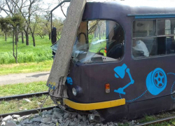 Трамвай в Одессе сошел с рельсов и врезался в столб: пострадали пассажиры