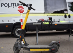 Пьяную "электросамокатчицу" оштрафовали на 12,5 тыс. леев