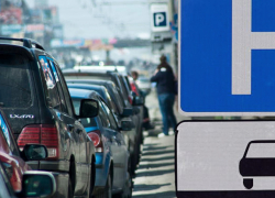 Все больше заведений и компаний злоупотребляют резервированием парковочных мест