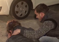 Кровавую драку устроили четверо молодых матерщинников в столичном парке 