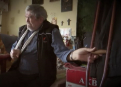 Профессор философии и истории выживает в 8 кв. м. в тотальной нищете