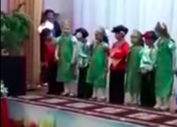 Внезапную смерть учительницы на сцене во время выступления детей сняли на видео