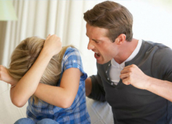 Агрессивный мужчина сломал ребро пенсионерке, пытаясь зарезать избитую любовницу  