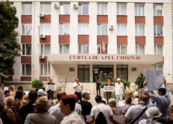 Сотни людей, сторонников Марины Таубер, протестовали перед Апелляционной палатой и требовали освобождения депутата из-под ареста