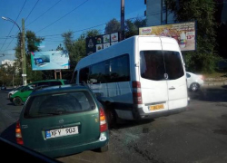 Жесткое столкновение легкового автомобиля и микроавтобуса произошло в  столице 