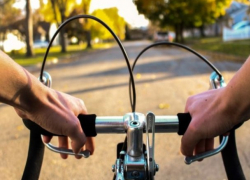 В Кишиневе велосипедист сбил двух женщин и их детей