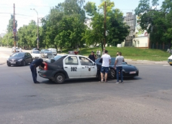 Столкновение автомобиля полиции с не уступившим дорогу Mitsubishi произошло в Кишиневе