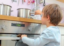 Девятилетний мальчик опрокинул на себя с газовой плиты кастрюлю с кипятком