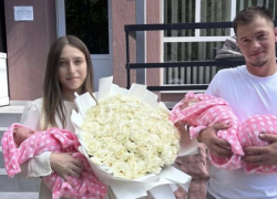 19-летняя мама выписалась из роддома сразу с тремя дочерьми
