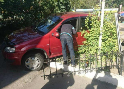 Необычное ДТП на Буюканах сняли на видео: автомобиль сломал забор и разрушил цветник 